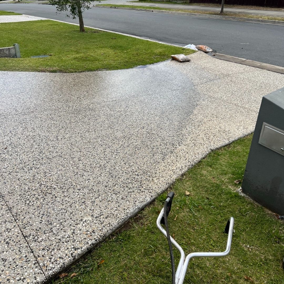Flat surface rotary cleaning on a Gold Coast driveway